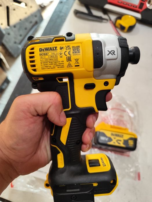 Топ модел акумулаторен импактдрайвър Девалт DeWALT DCF887 + 5Ah
