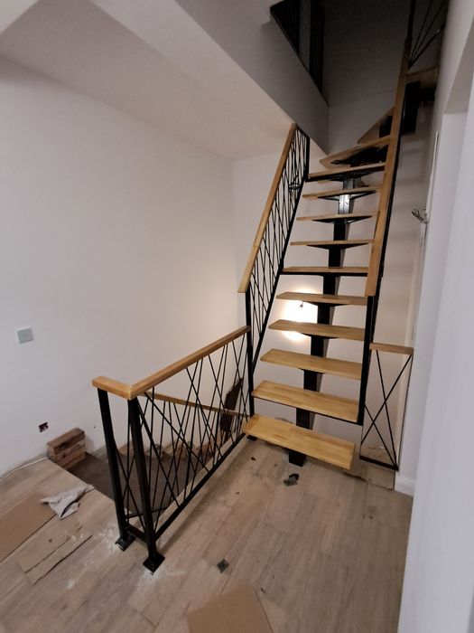 Scări metalice interioare pe vang central cu trepte din lemn masiv