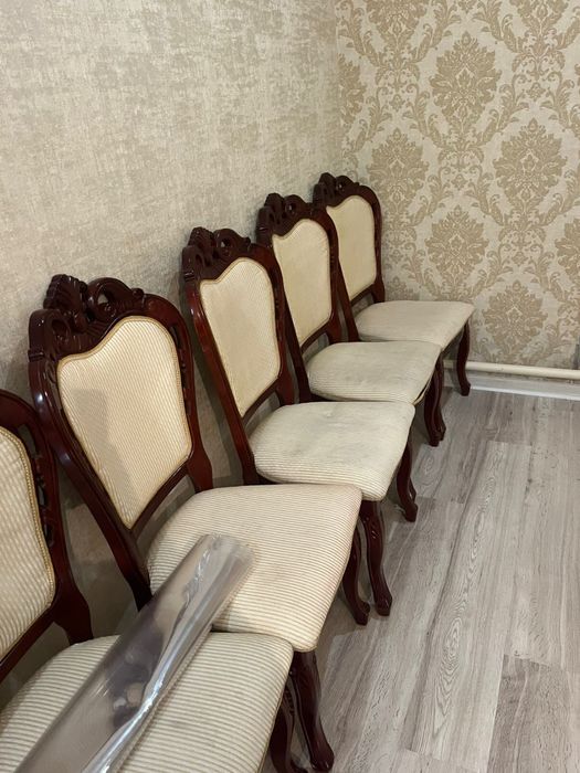 Продам Большой стол со стульями