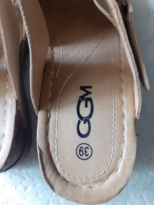 Vând foarte convenabil una pereche de sandale de dama numărul 39
