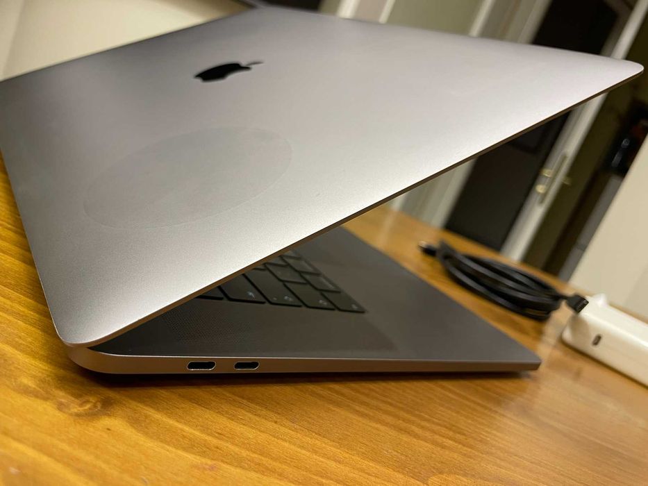 Macbook Pro Space Gray Model A1990 15.4'' 2018 i7 2.2GHz, 16GB, 250 SSD, touchbar