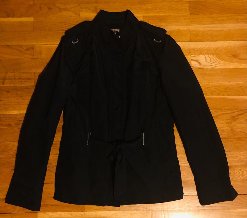 Geaca neagră marca Zara