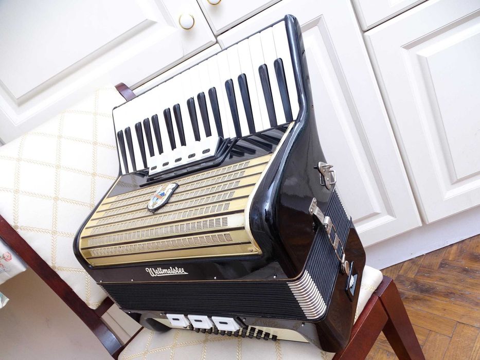Много запазен стар акордеон Велтмайстер 60 баса