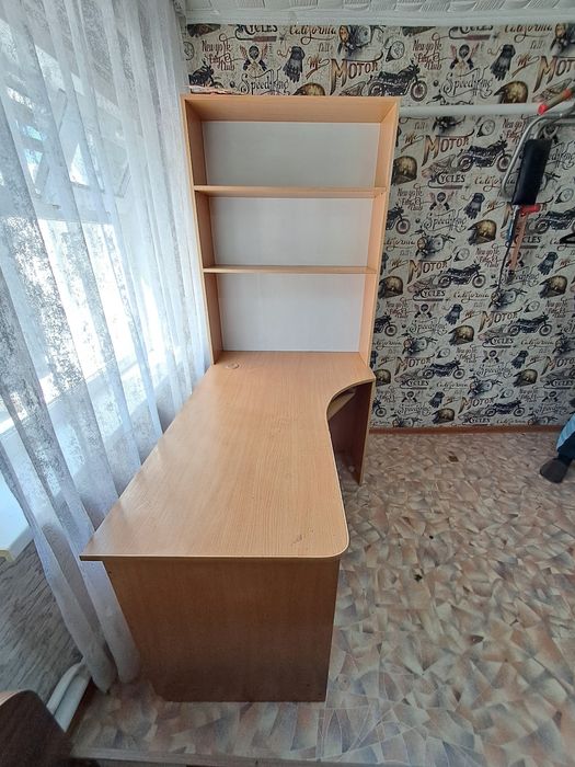 Школьный,компьютерный стол