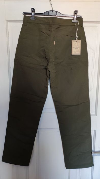 Продавам мъжки спортен панталон.