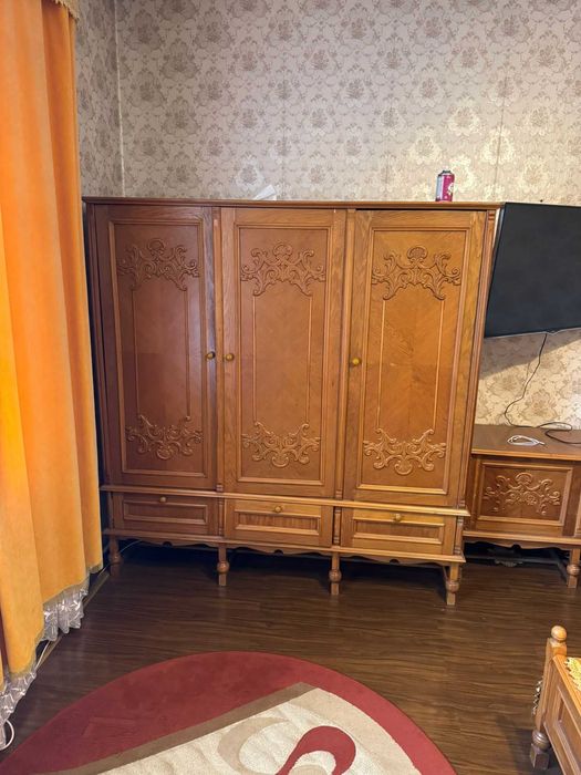 Mobila din lemn de nuc