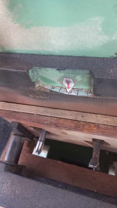 машина за пробиване на отвори за брави, и дръжки.