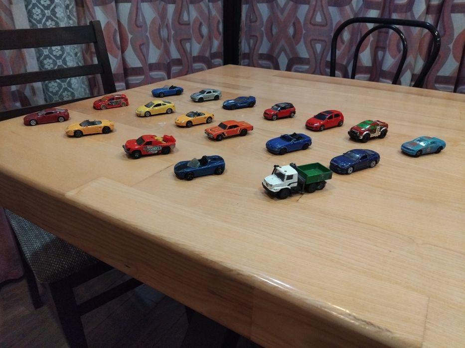 Продавам HotWheels 1:64