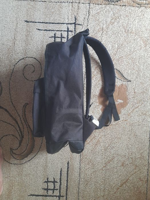 Vînd ghiozdan culoare neagră