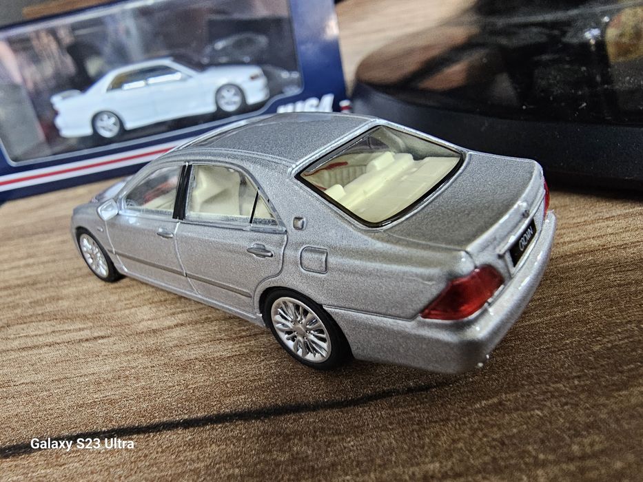 Модель 1/64 Toyota Crown 2007