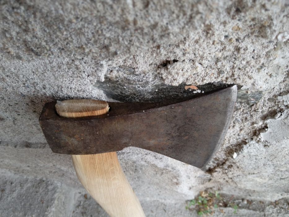 Продавам две малки антикварни Френски брадви 19-ти век