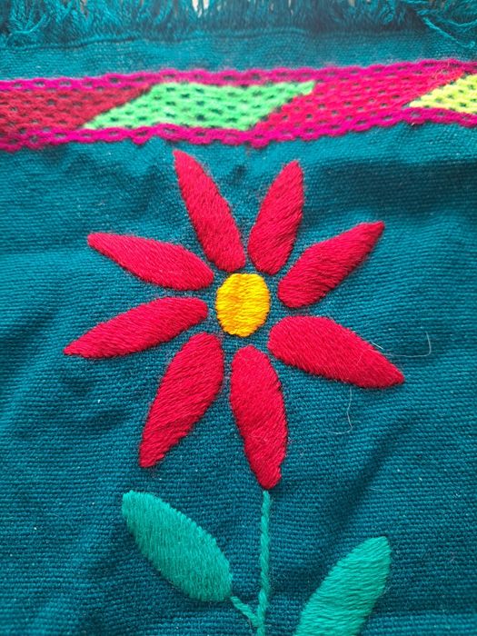 Цветна ръчно бродирана покривка