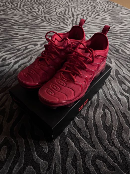червени Air VaporMax Plus