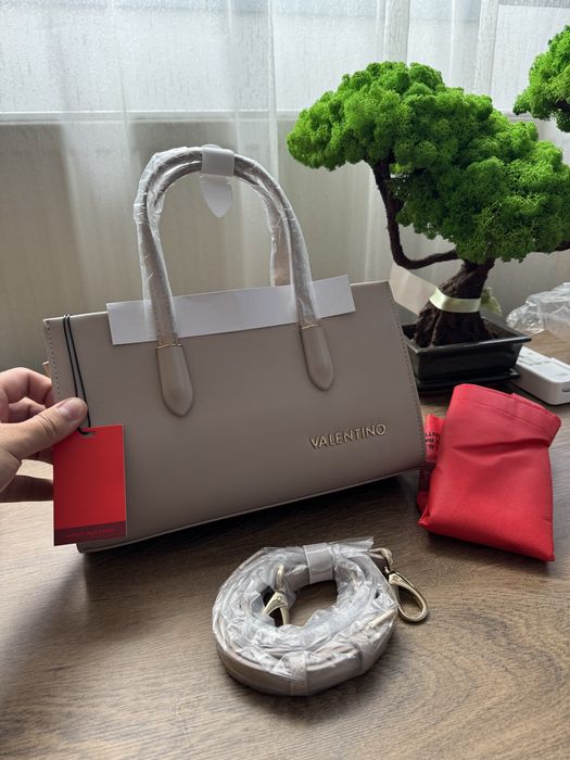 Geanta Valentino noua perfecta pentru cadou