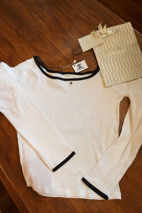 бяла блуза с дълъг ръкав шанел с черно chanel вталена с деколте лодка