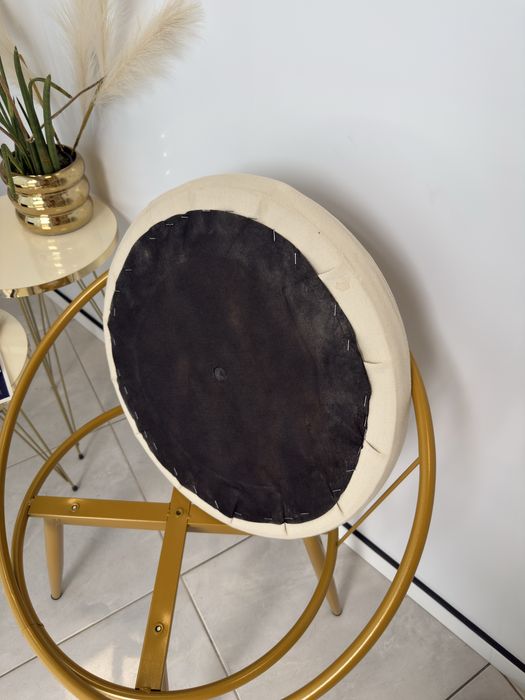 Комплект метални златни столове с масичка