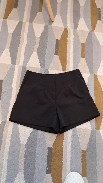 Pantaloni scurti negri, Amisu, M