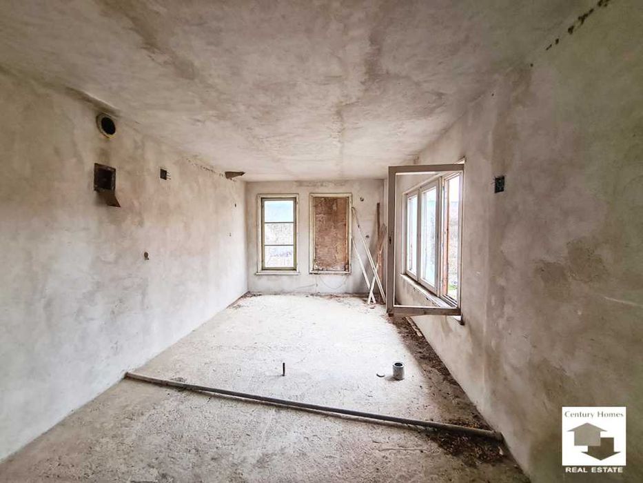 116252 Голям парцел с две къщи и плевня в с. Войнежа