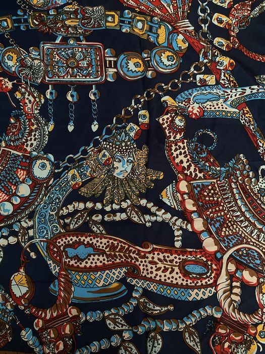 “Стильный шелковый платок в духе Hermès, яркий принт, 90×90 см”