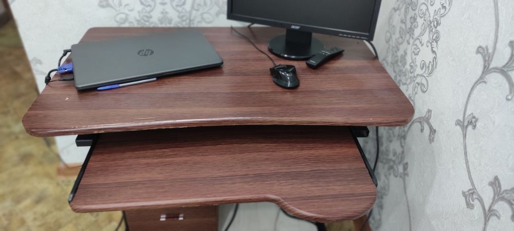 Продам компьютерный стол