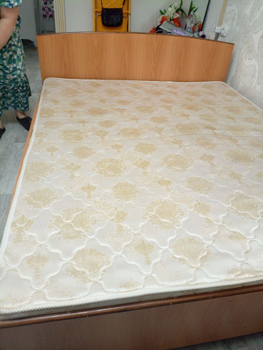 Спальный диван продам дешево старый в свезьи дома. свадьба