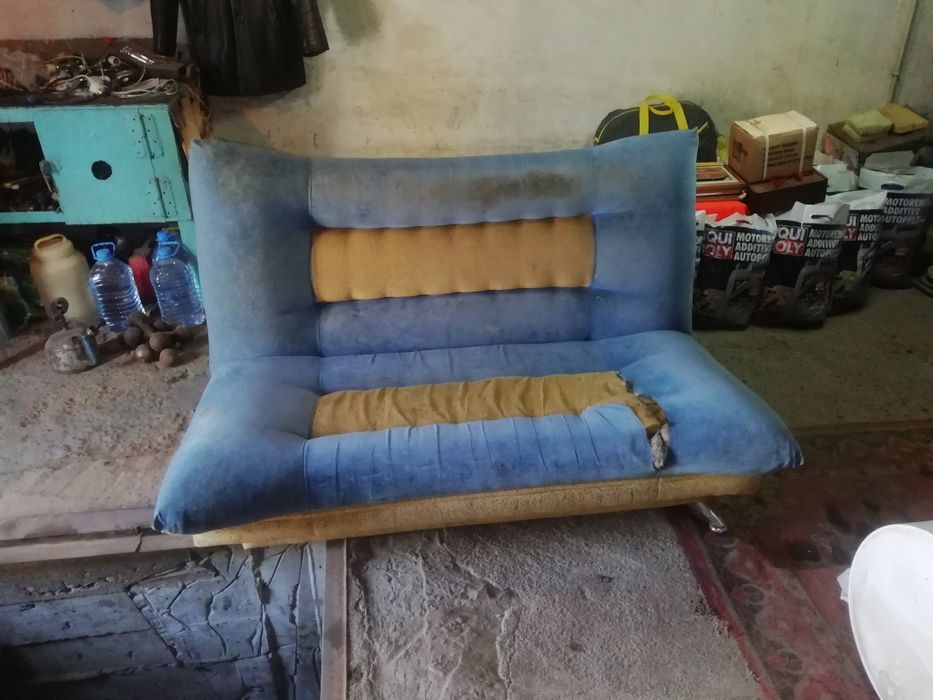 Диван б/у маленький