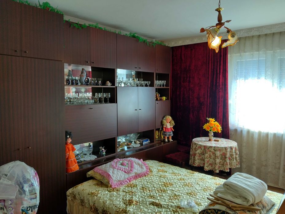 Продава разширена , вътрешна гарсонера