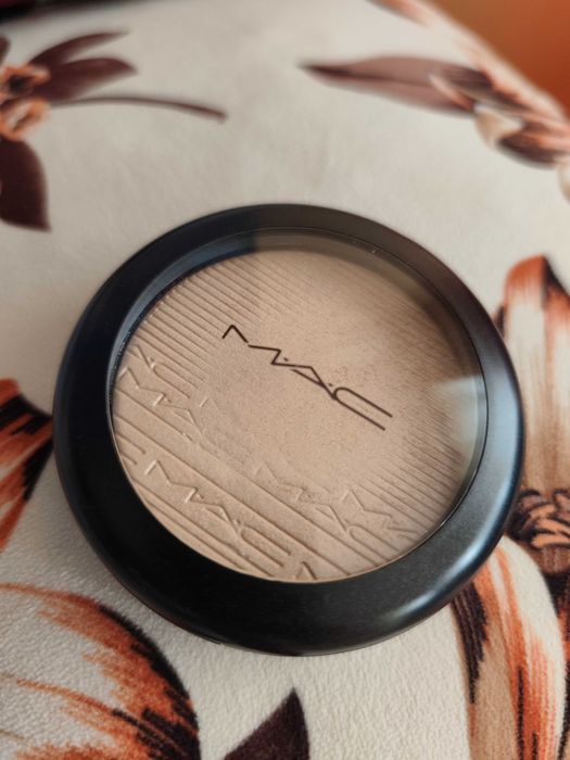 Хайлайтър пудра MAC / Premier Cru Крем срещу 10 признака на стареене