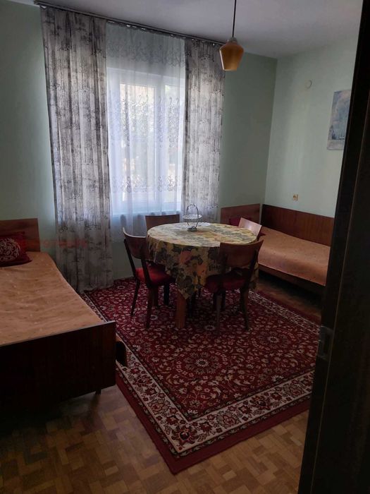 Къща с двор и гараж