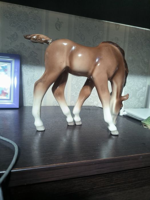 Статуэтка фарфоровая Конь