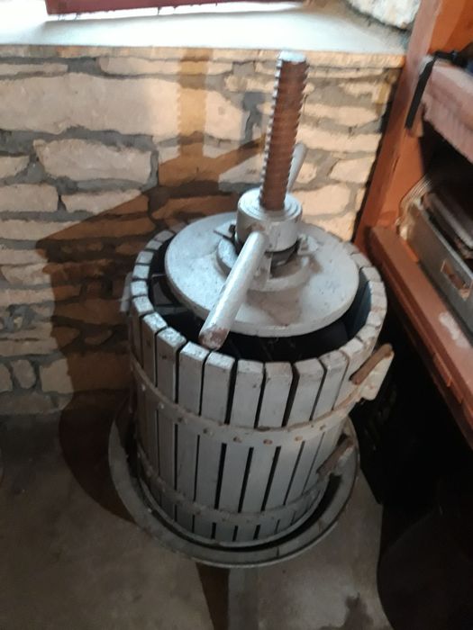 Vând zdrobitor si presā pentru struguri