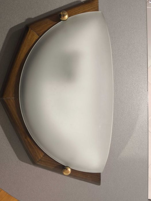 Нова стенна лампа