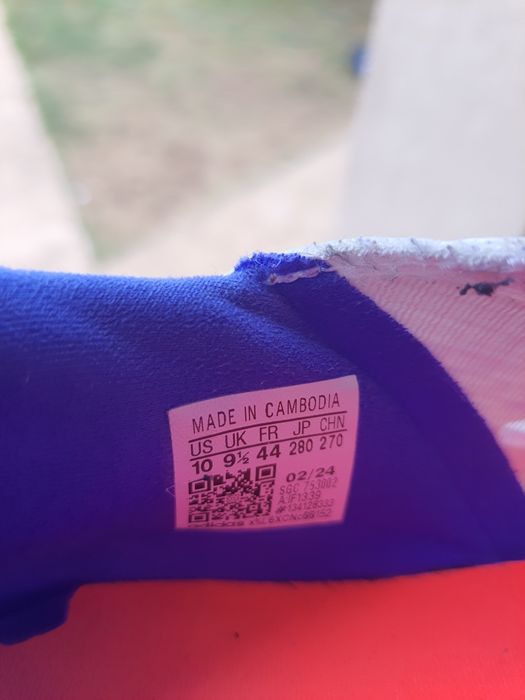 Vând ghete de fotbal pentru teren sintetic (turf) adidas F50 League Laceless.