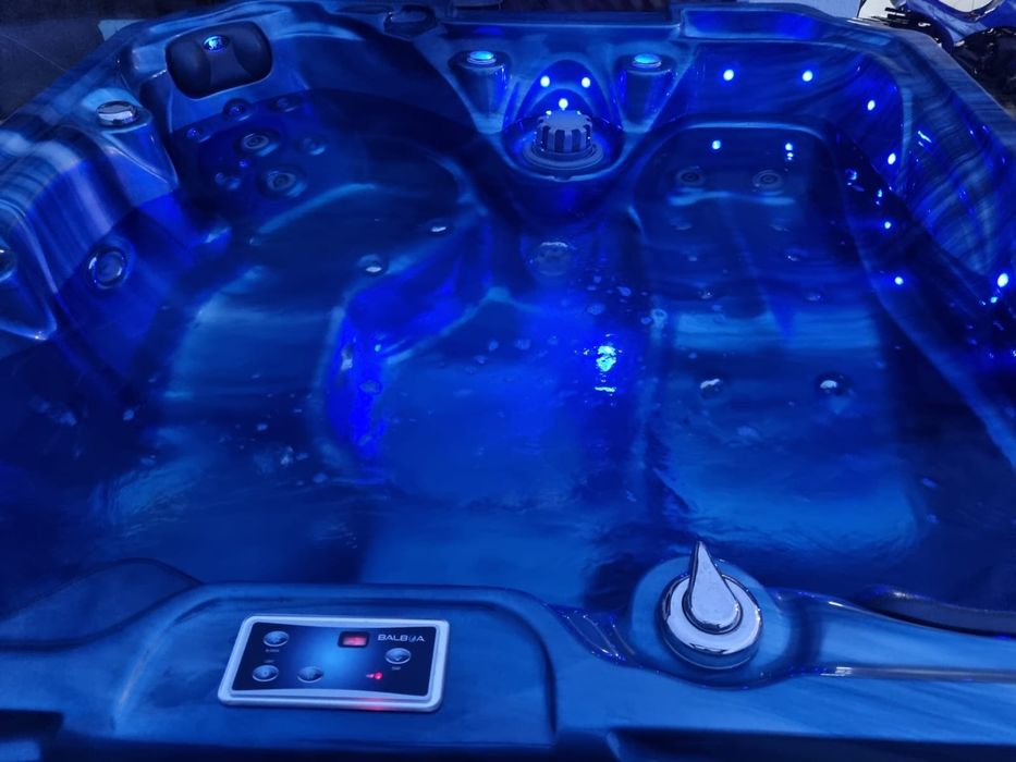 Jacuzzi -hot tub -cada cu hidromasaj