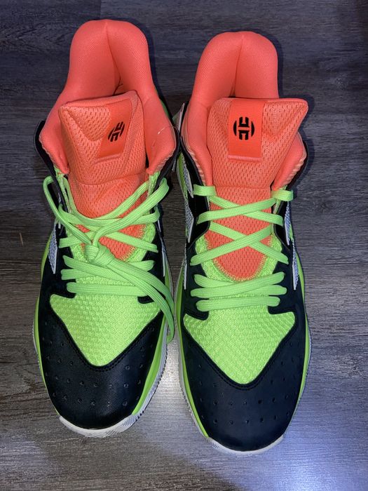 Adidasi de baschet nefolositi