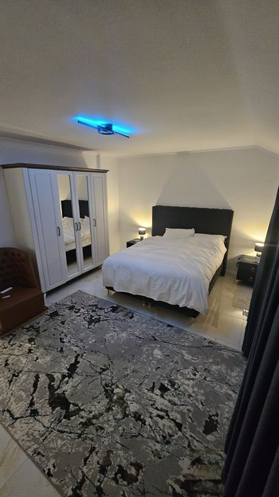 Închiriez apartamentin regim hotelier 3 camere.