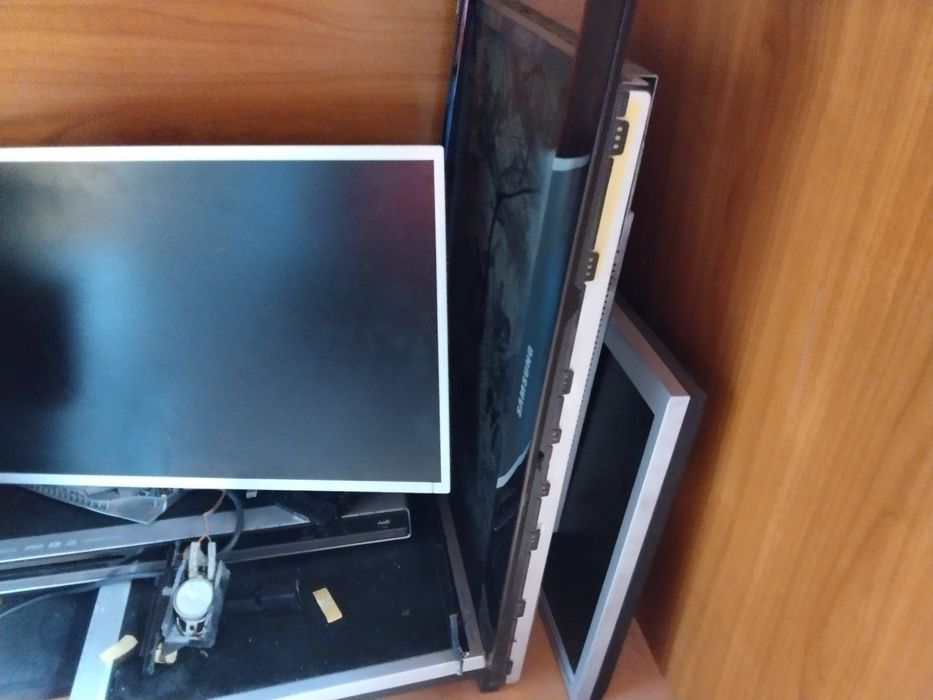 продавам стари монитори за части и лаптоп и телевизор Самсунг за части