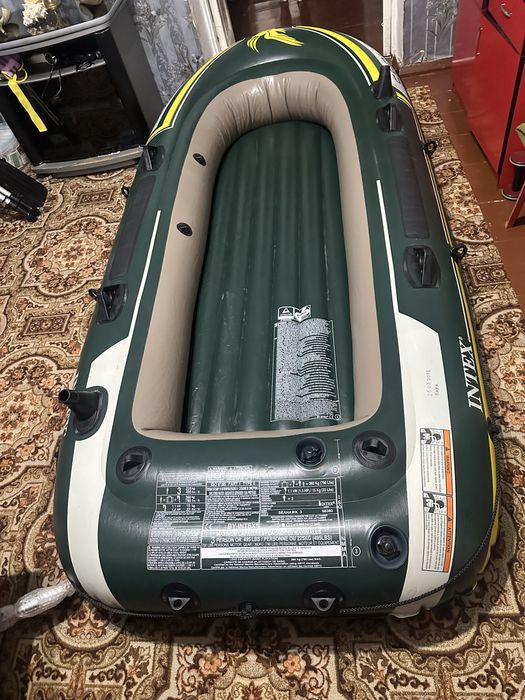 Продаю лодку два раза спускали на воду почти новая .