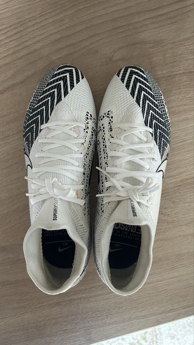 Футбольные бутсы Nike