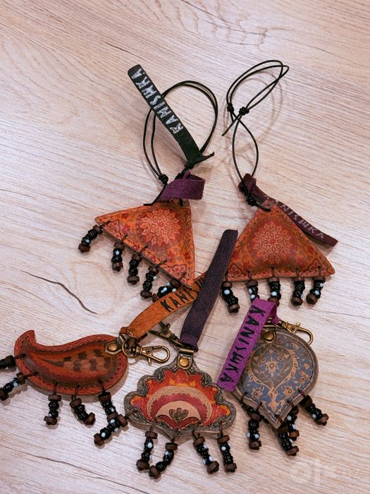 Brelok charm, Konishka