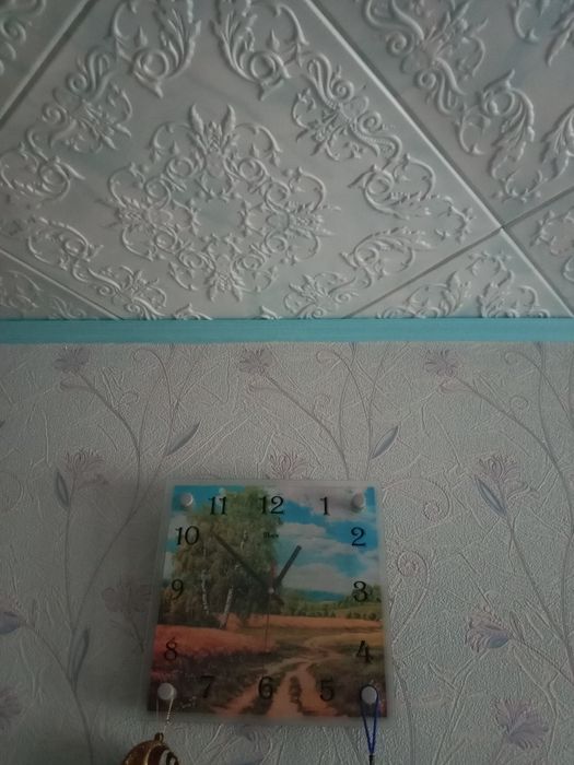 Часы настенные в рабочем состоянии.