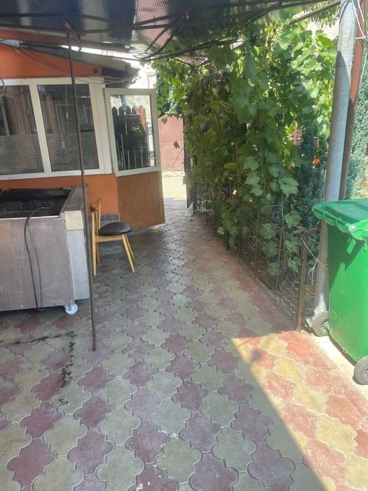 Inchiriez casa la curte