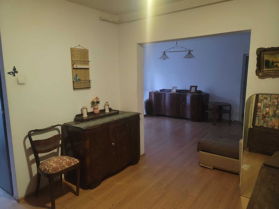 Apartament 2 camere, cu vedere larga la Palatul de Justitie, central, etaj 1, luminos, orientare sudica.