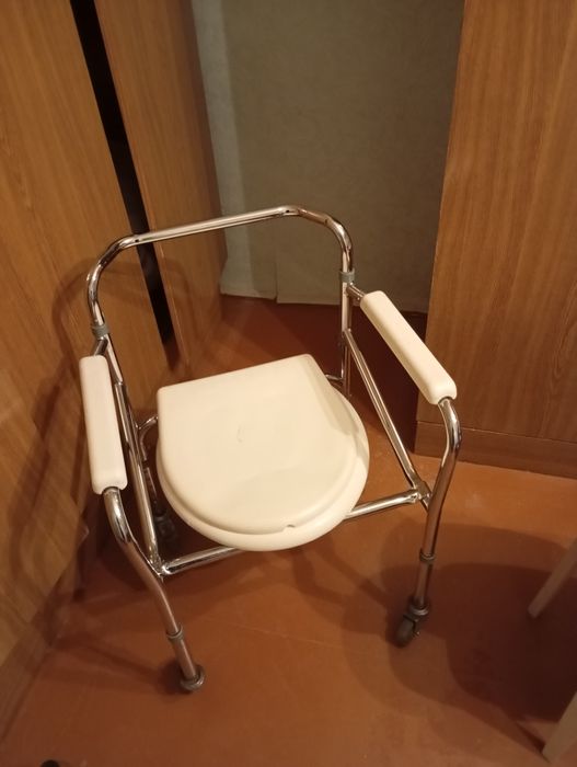 Продам кресло коляску, туалет