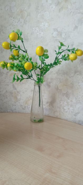 Ветка жёлтых лимонов