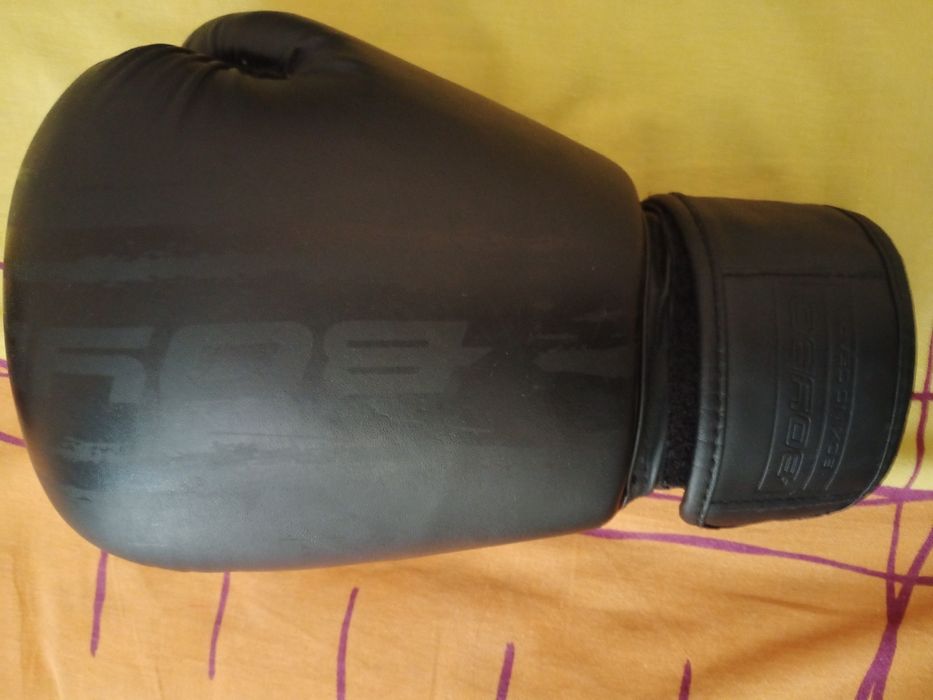 Боксерский комплект,шлем с регулировкой размера,и перчатки