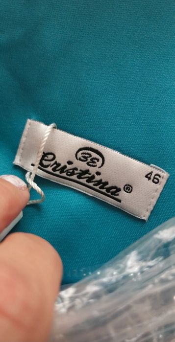 Rochie lunga, cu crăpătura pe picior