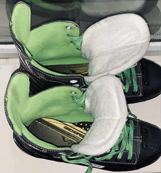 Продам коньки bauer