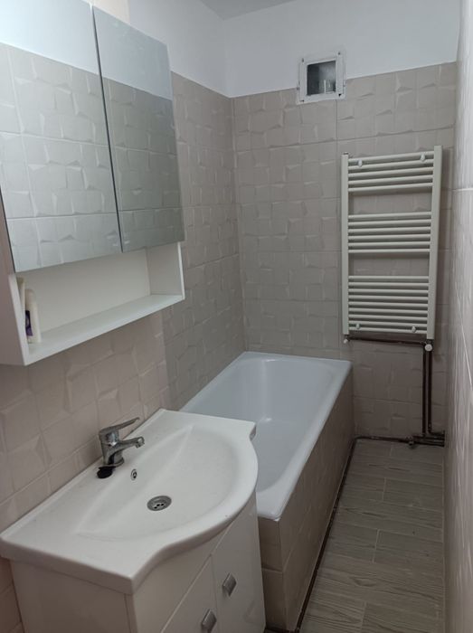 Inchiriez apartament 3 camere zona centrala - More