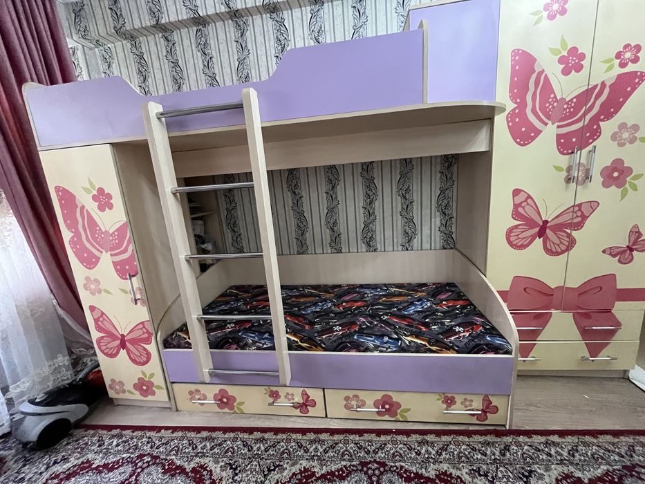 Двухъярусный кровать со шкафом